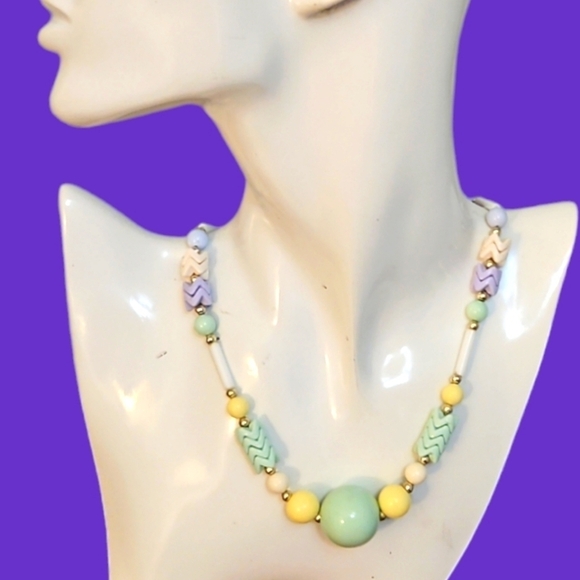 VTG 1980s Pastel Acrylic Chevron Beaded Necklace - Picture 1 of 7